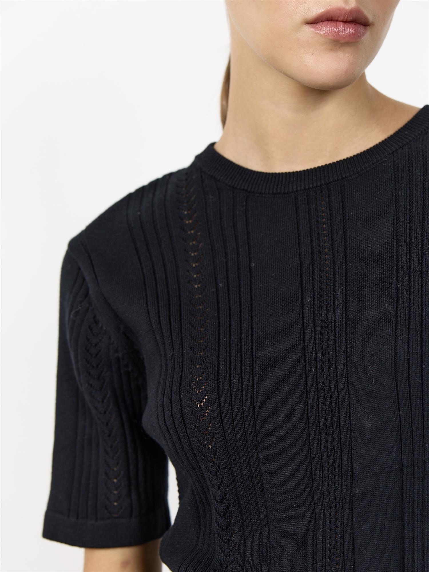 LR-PRIYA 1, Black