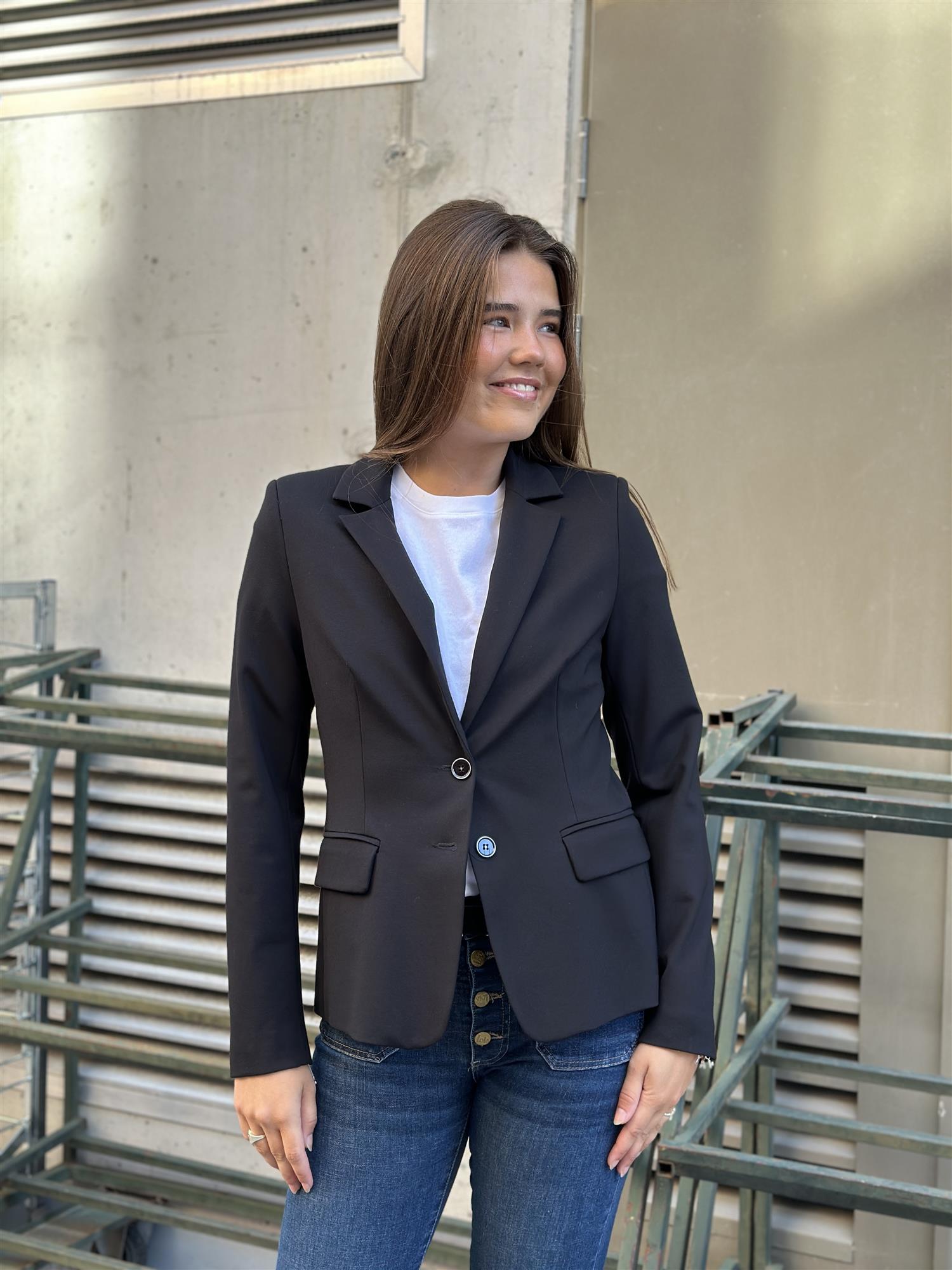 Elinor Blazer, Black