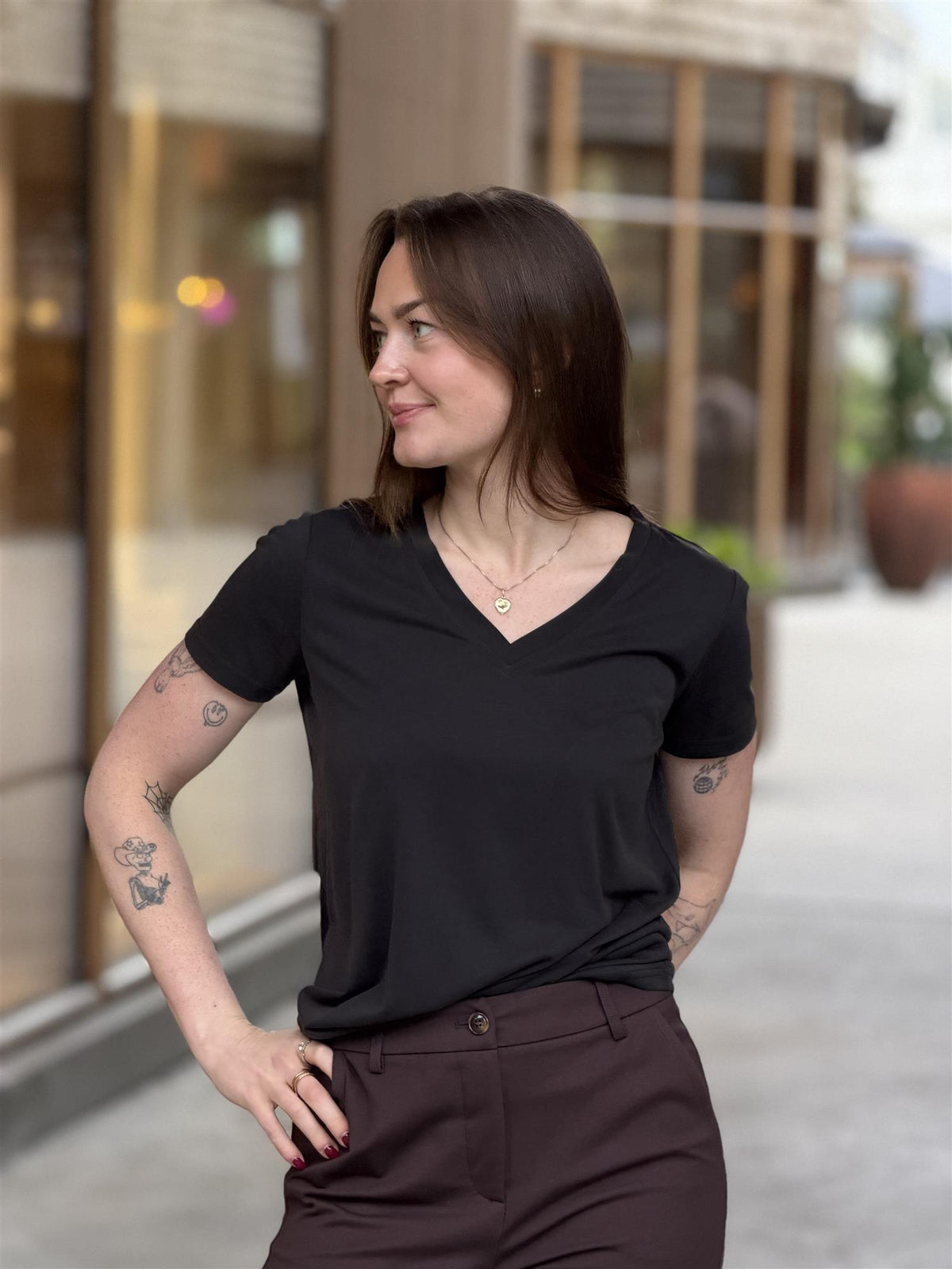 Ada t-shirt v-neck, Black