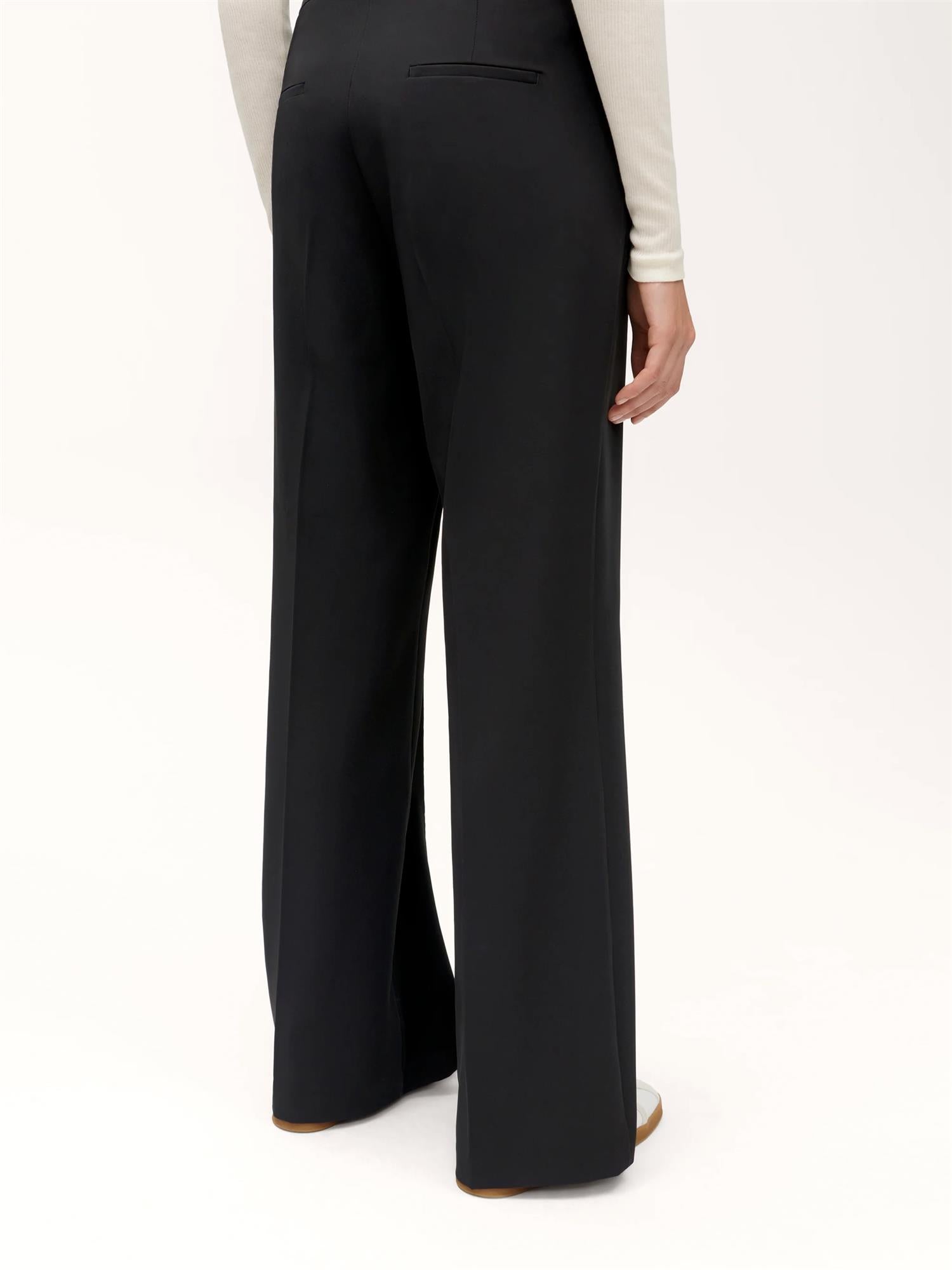 Ava Pant, Black