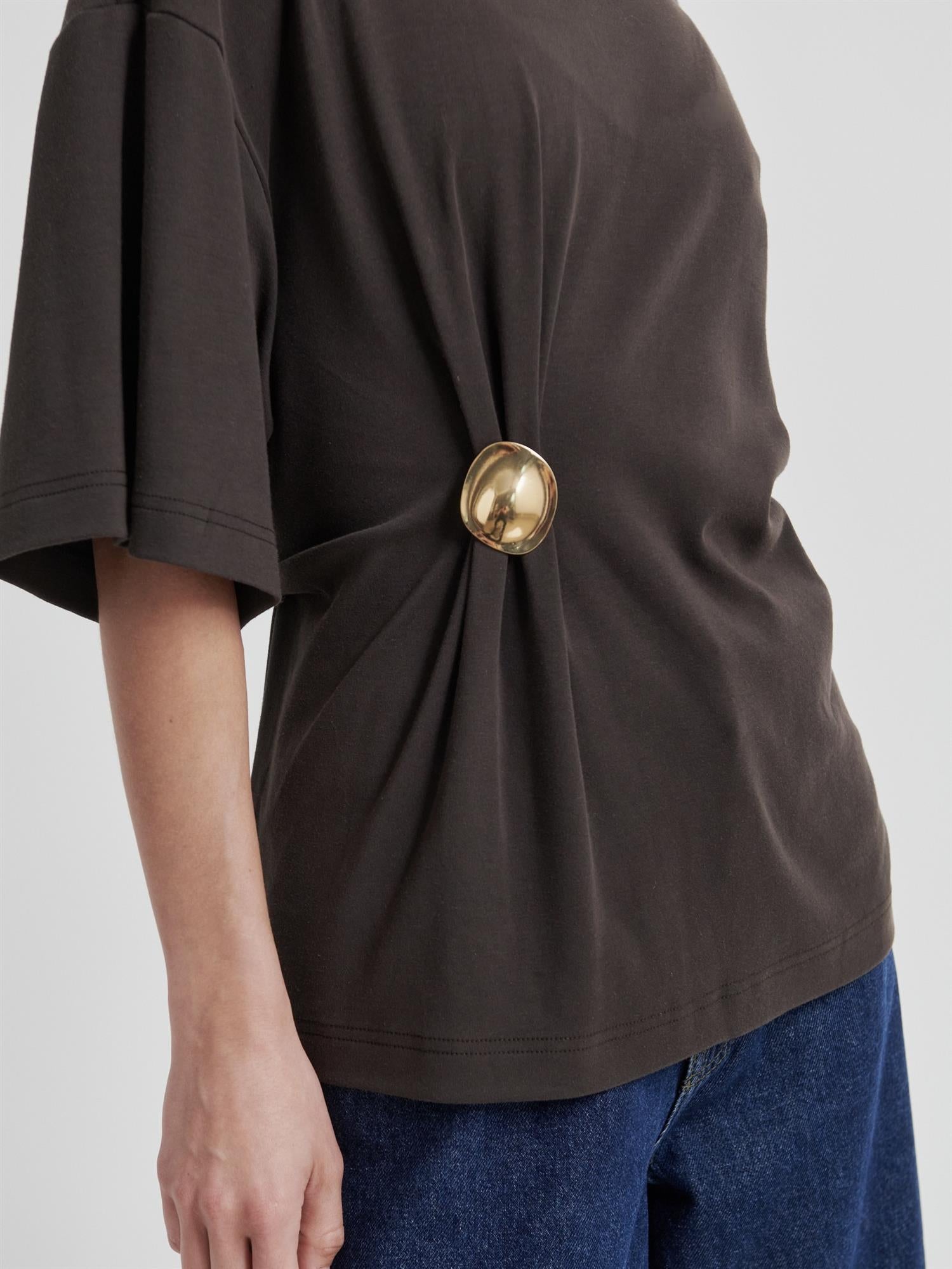 Enora Brooch Tee