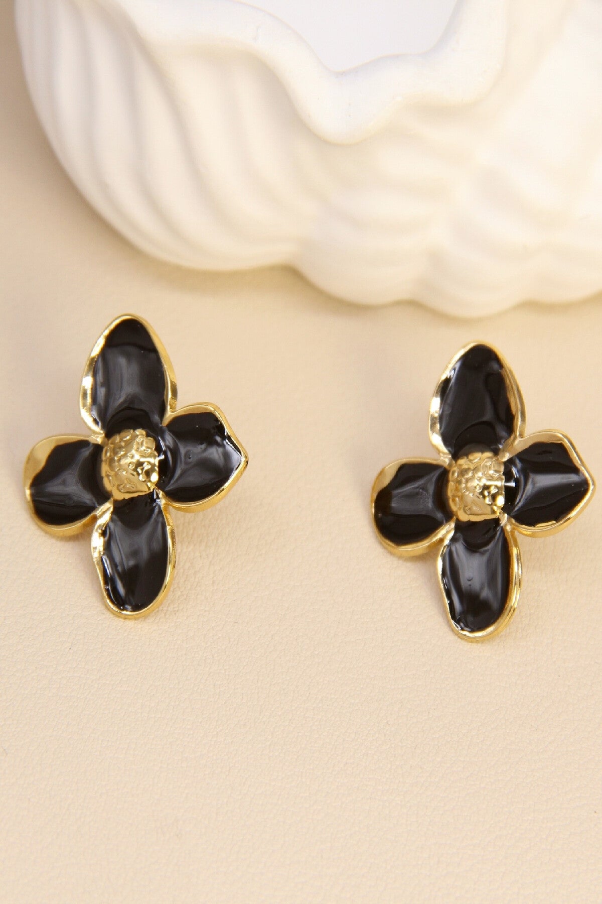Earrings, black flower