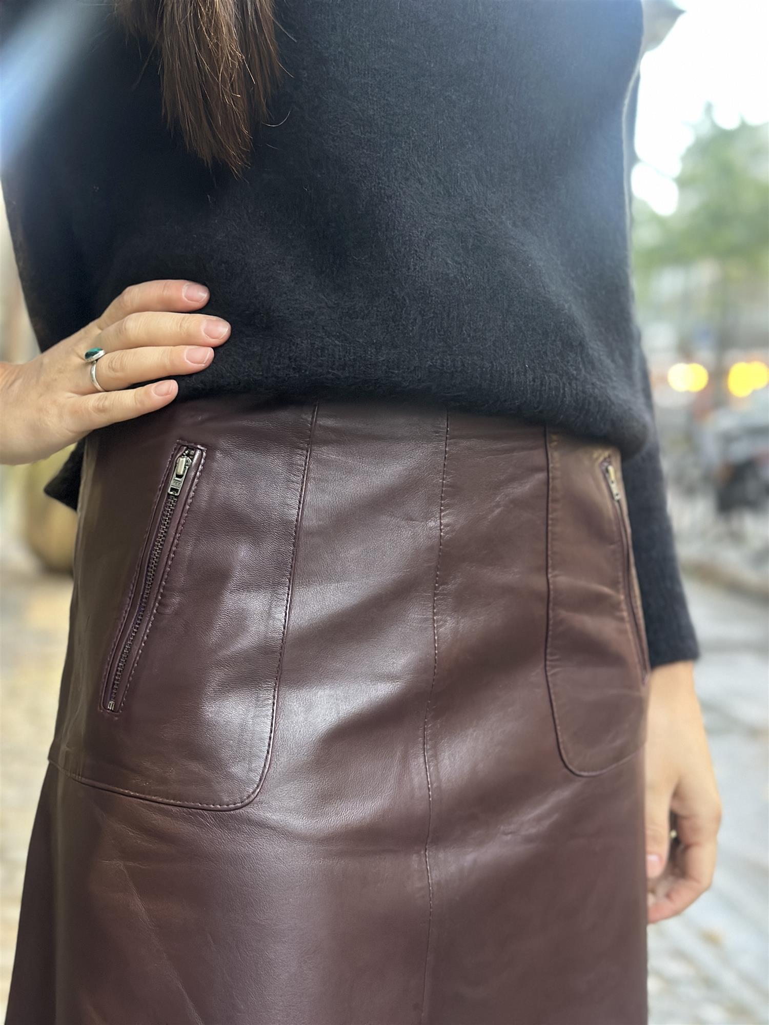 Skirt with zip pockets