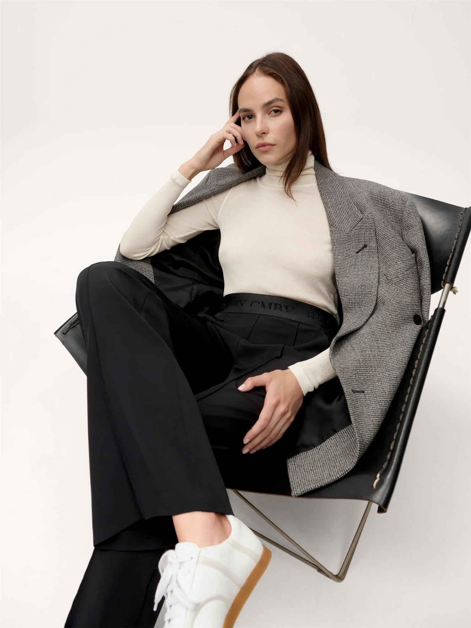Ava Pant, Black