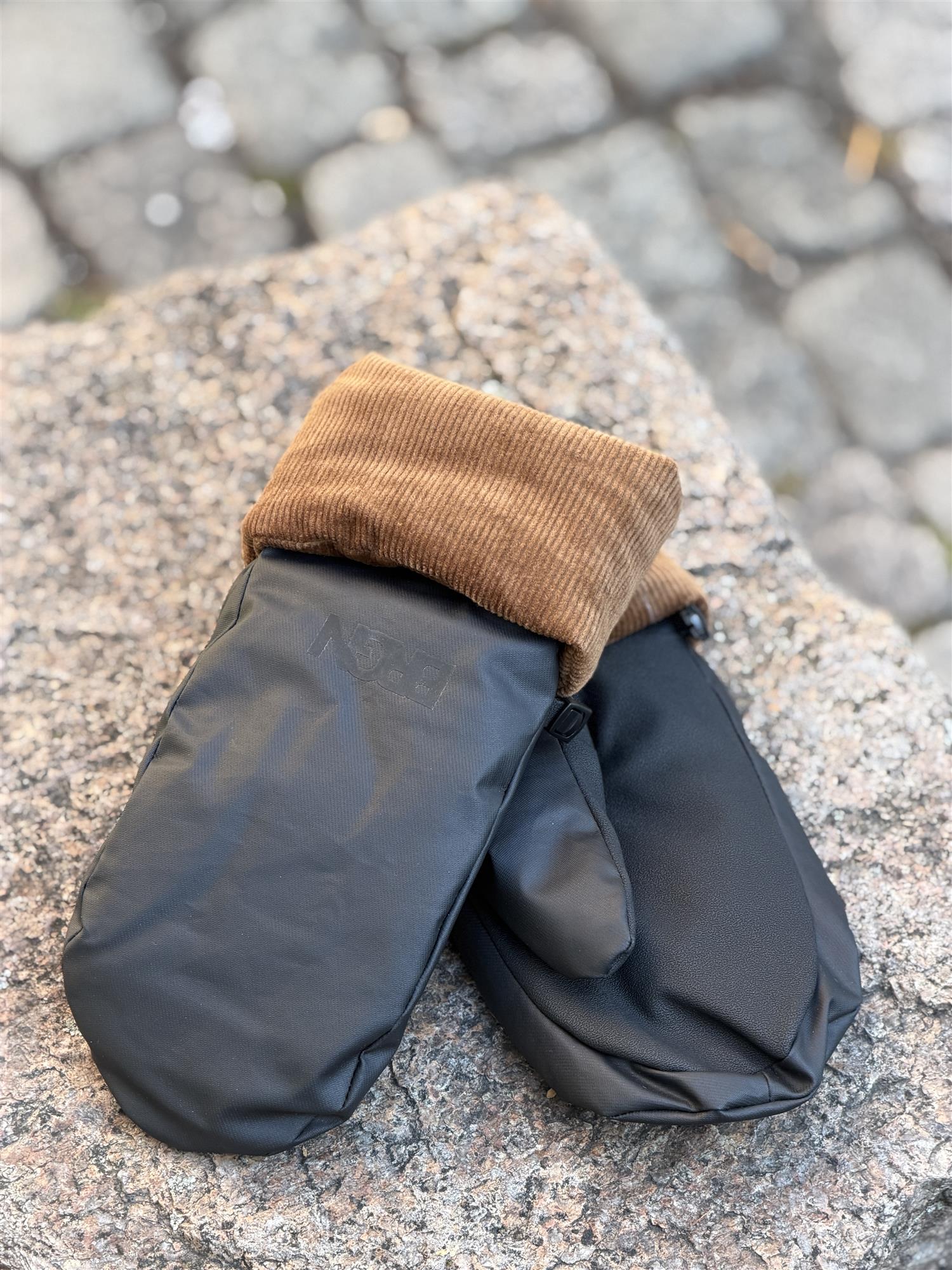 BRGN, Storm mittens, Black
