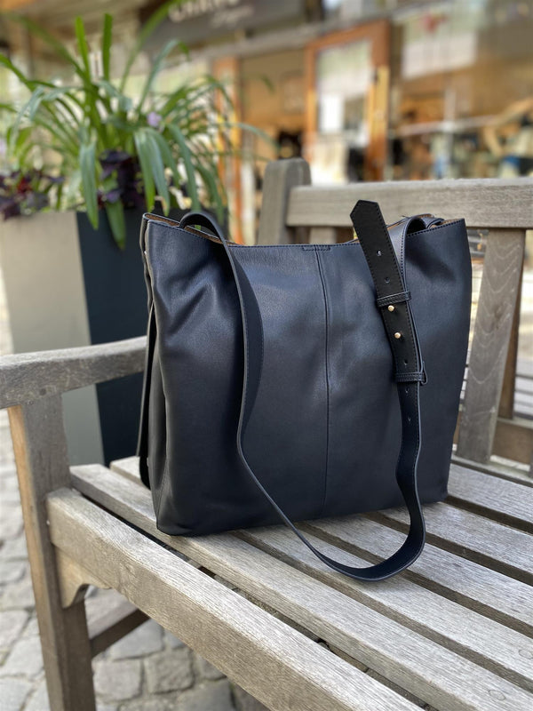 Amalie Messenger Bag XL, Black