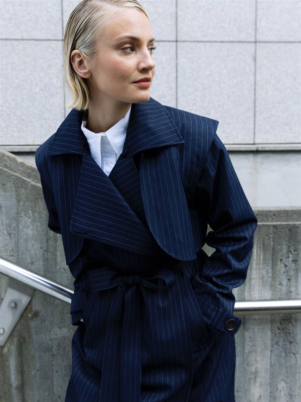 Regndråpe Trench Coat, Navy Pinstripe