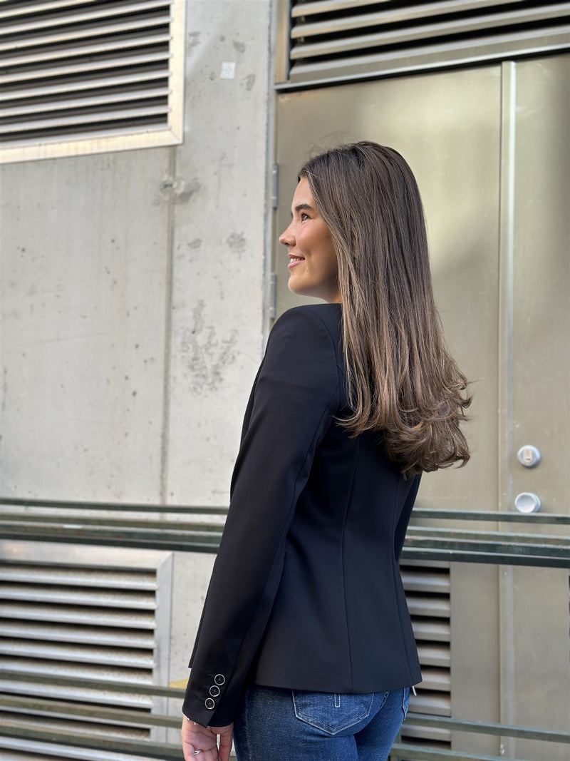Elinor Blazer, Black