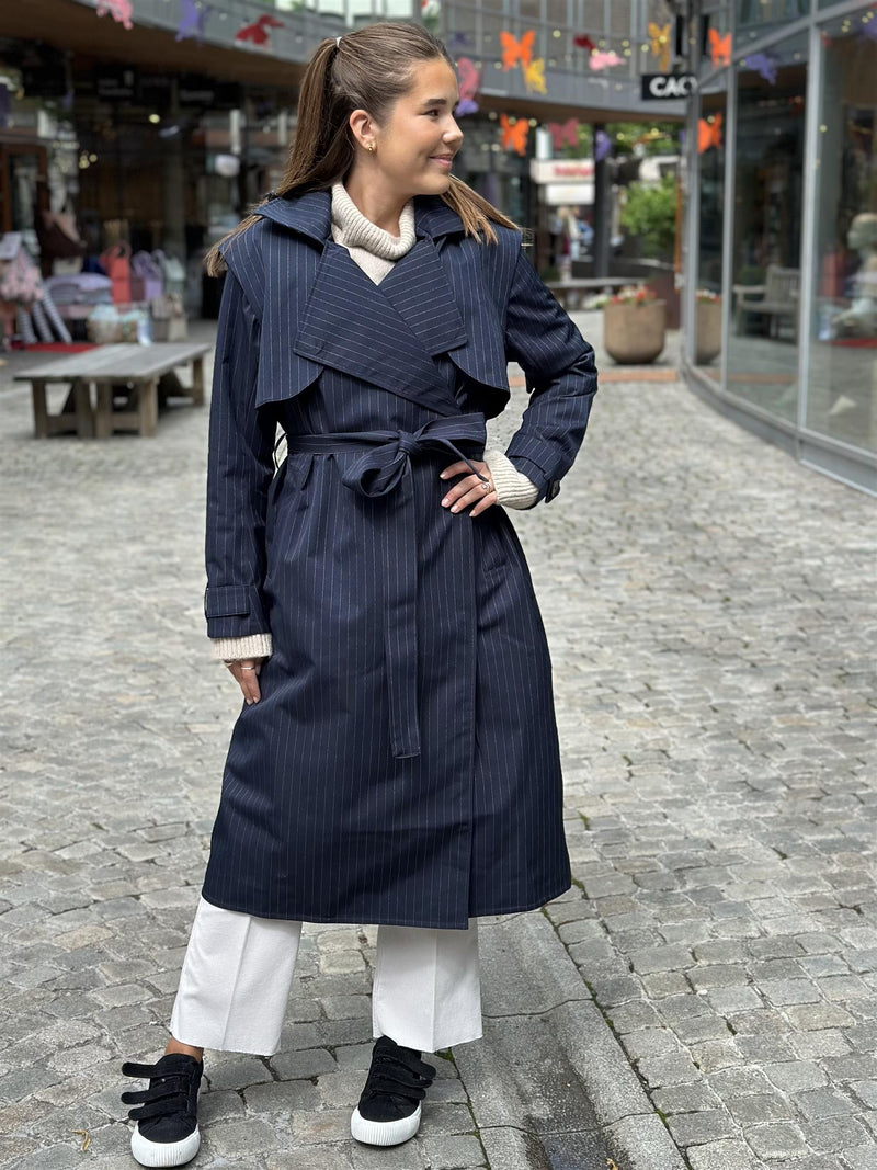 Regndråpe Trench Coat, Navy Pinstripe