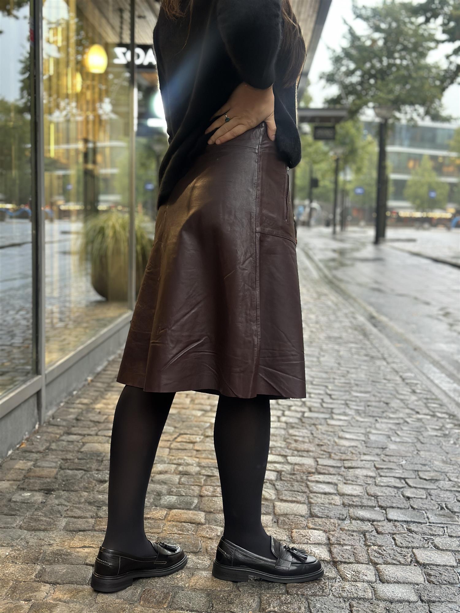 Skirt with zip pockets