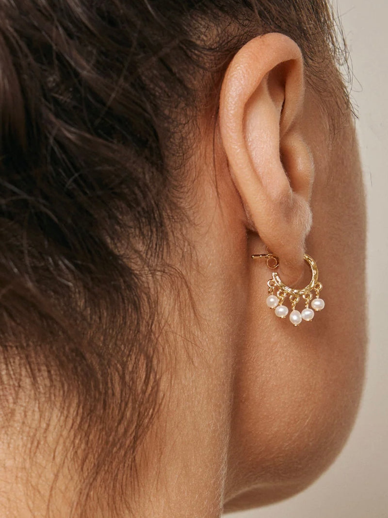 Hoops, Astrid Pearl