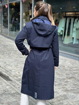 Regndråpe Trench Coat, Navy Pinstripe