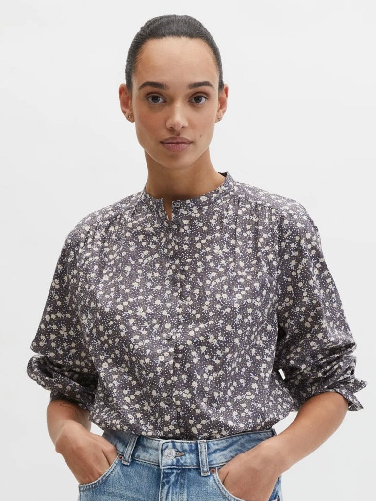 Blouse, feminine shape, gatherings
