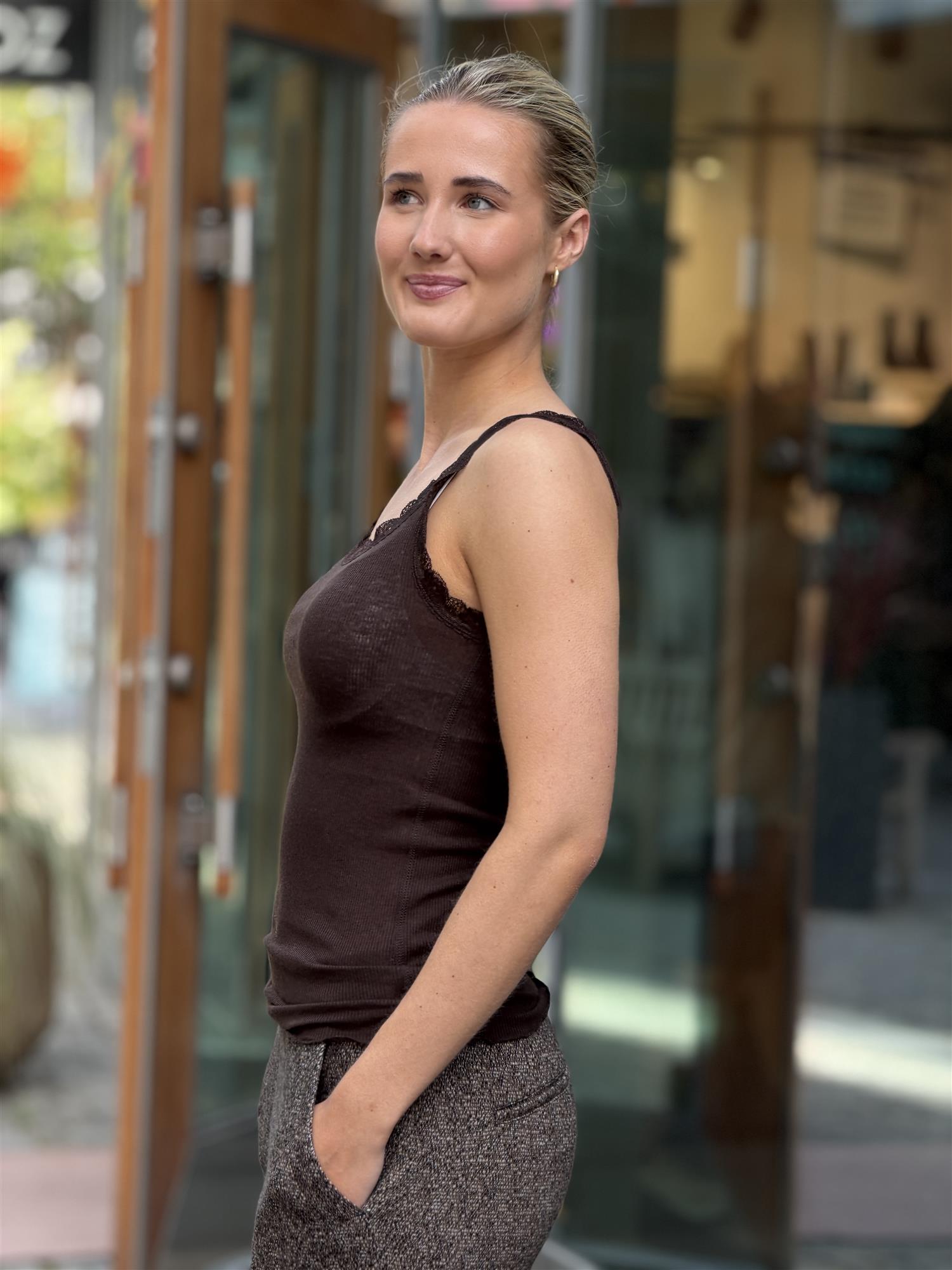 Singlet Angela, Brown