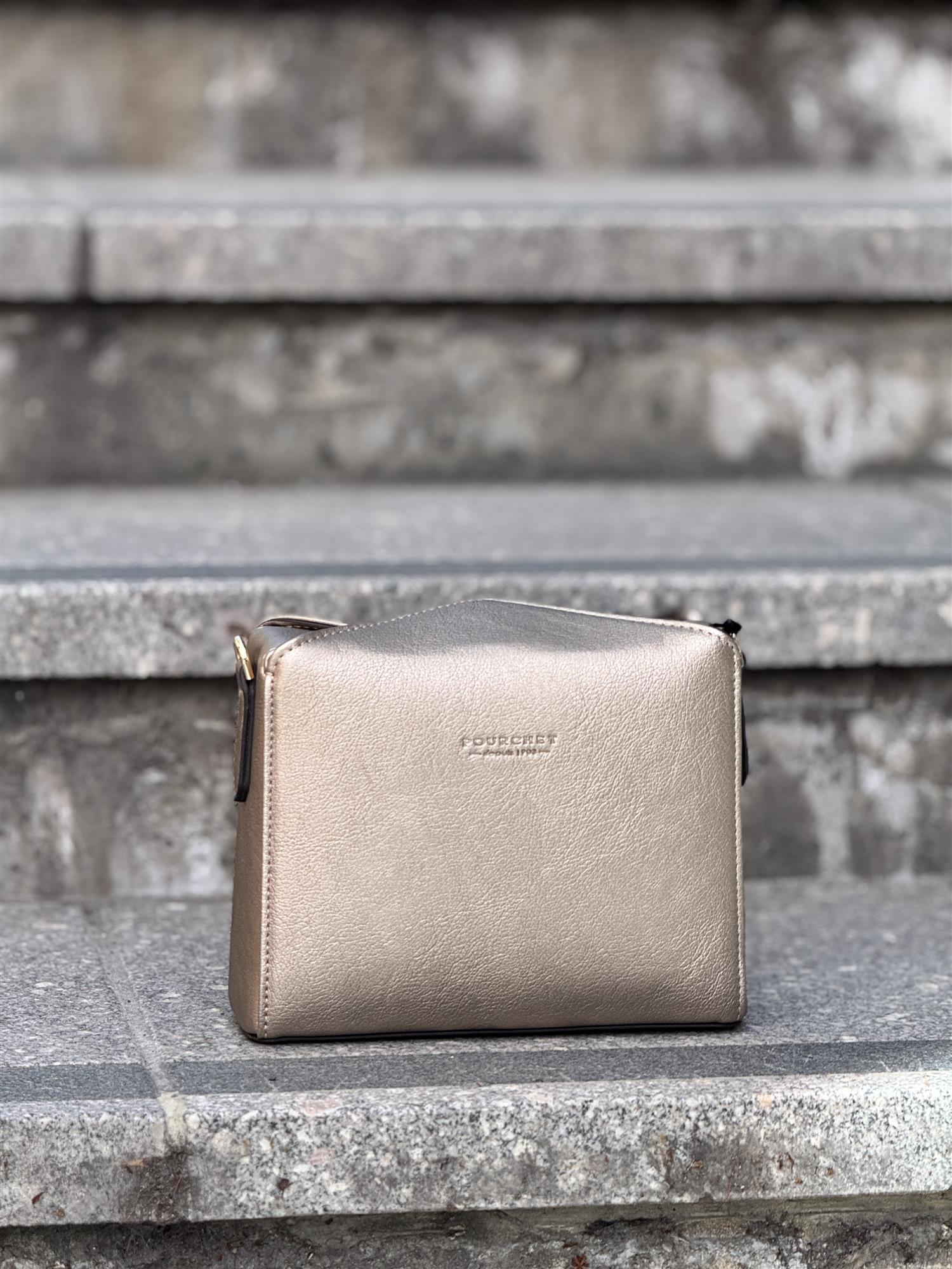 Cassetta Clutch, Laiton