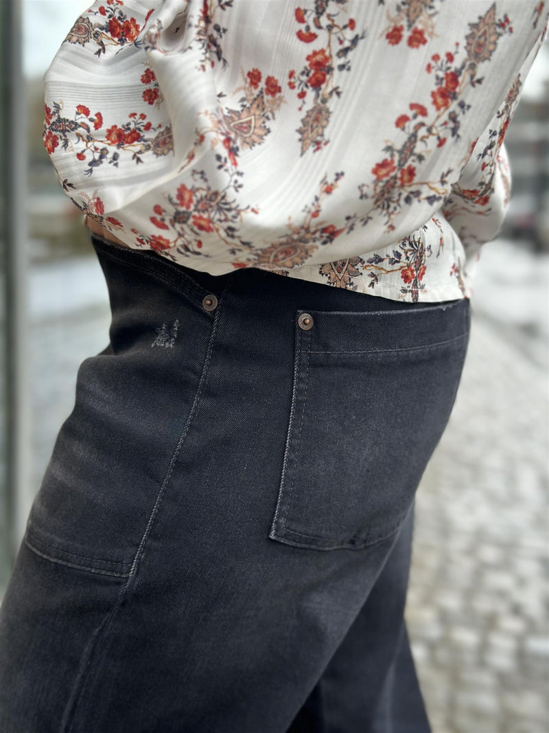 Ocean, Salty Black used