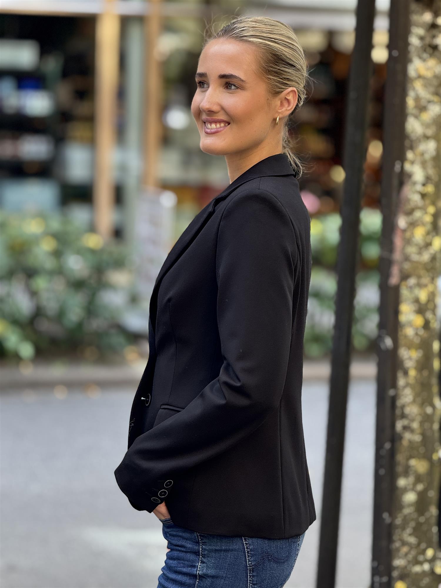 Elinor Blazer, Black