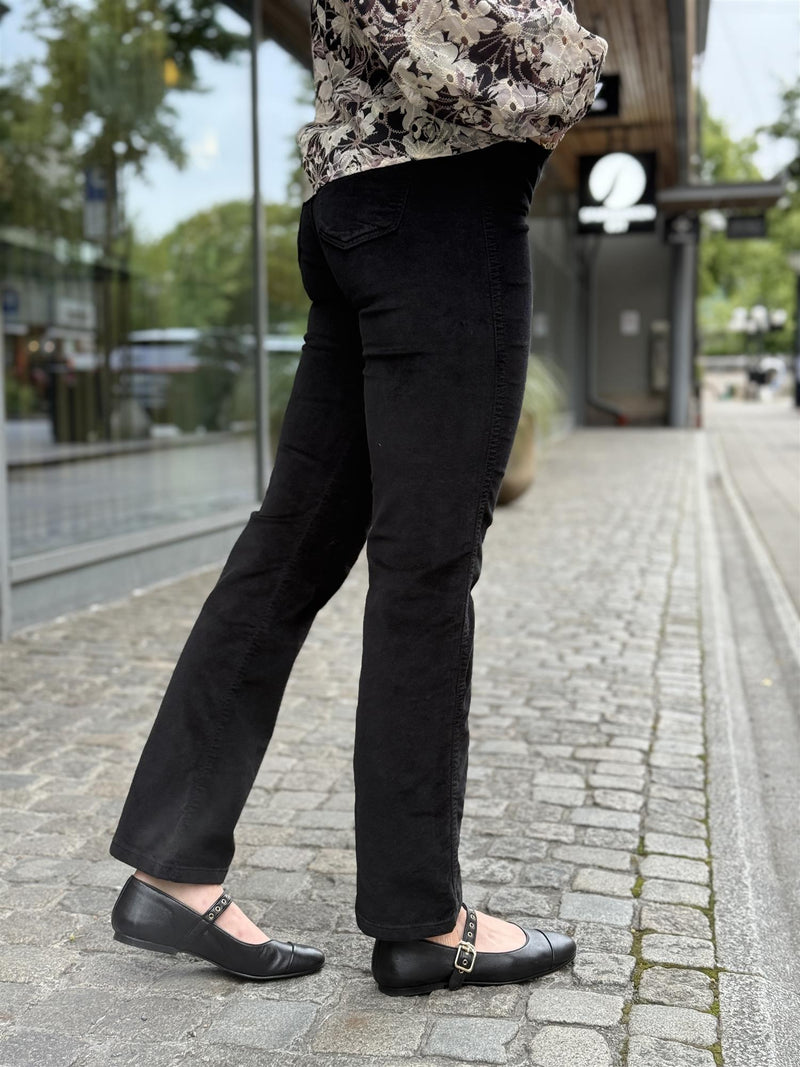 Malena-F, Black