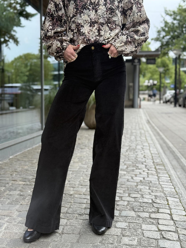 Palazzo Mistral, Black
