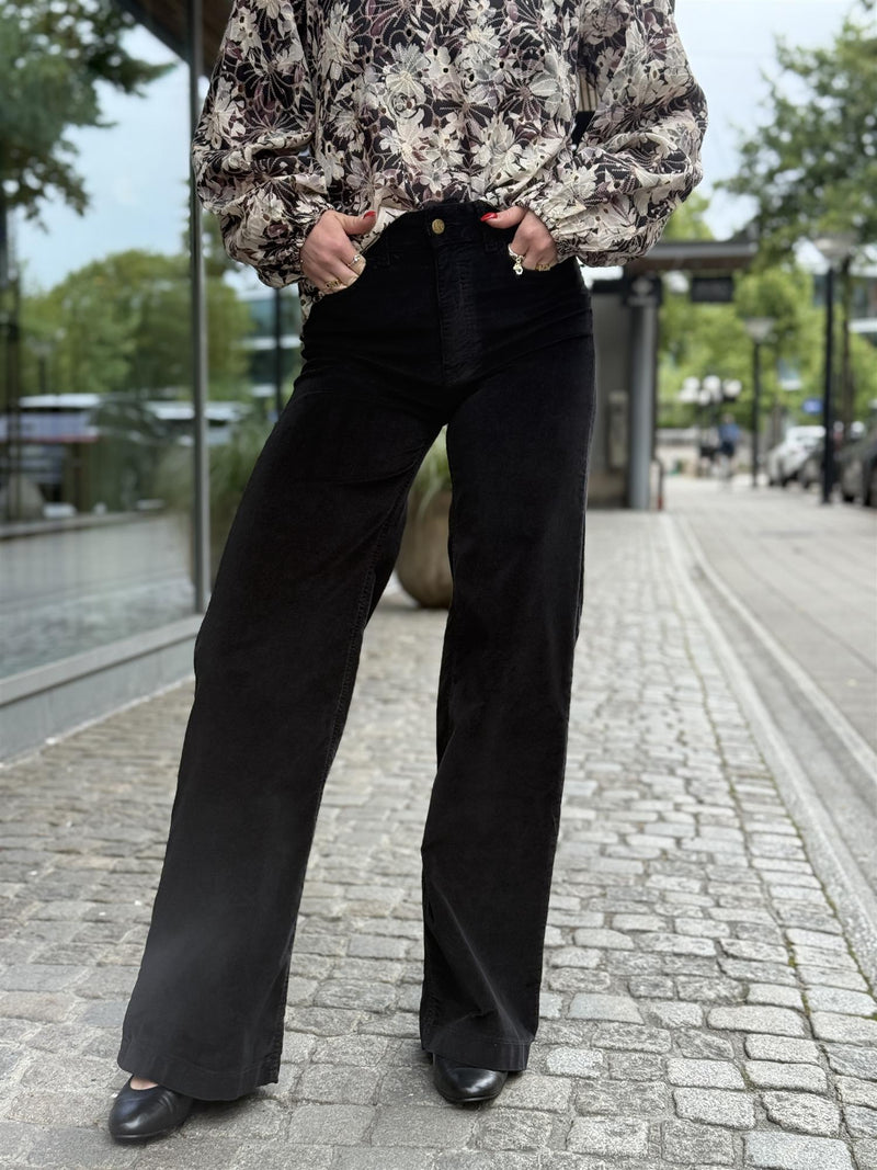 Palazzo Mistral, Black