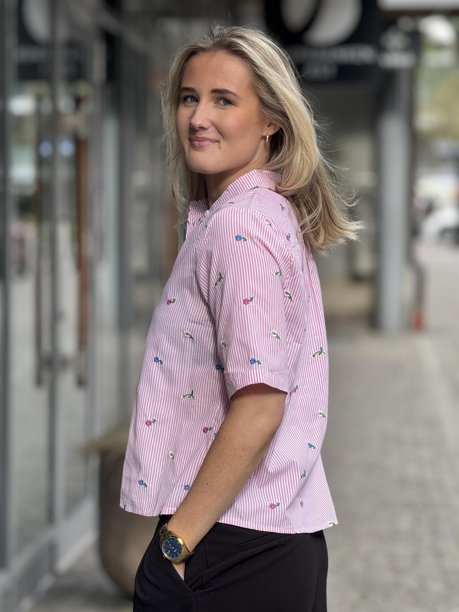 CW Sarine, Pink