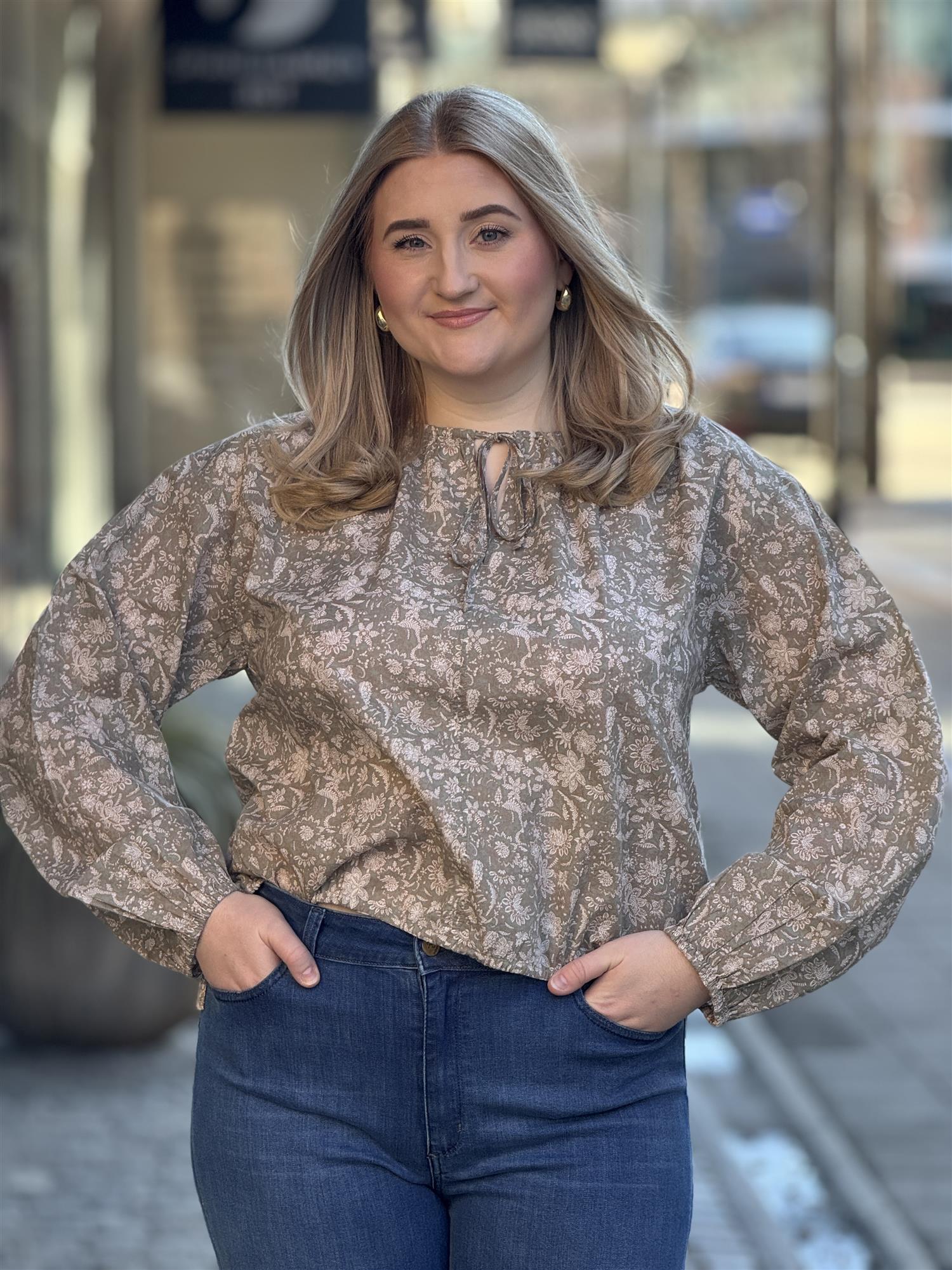 Blouse, feminine cropped shape