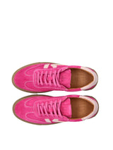 Fuxia Suede, Sport