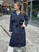 Regndråpe Trench Coat, Navy Pinstripe