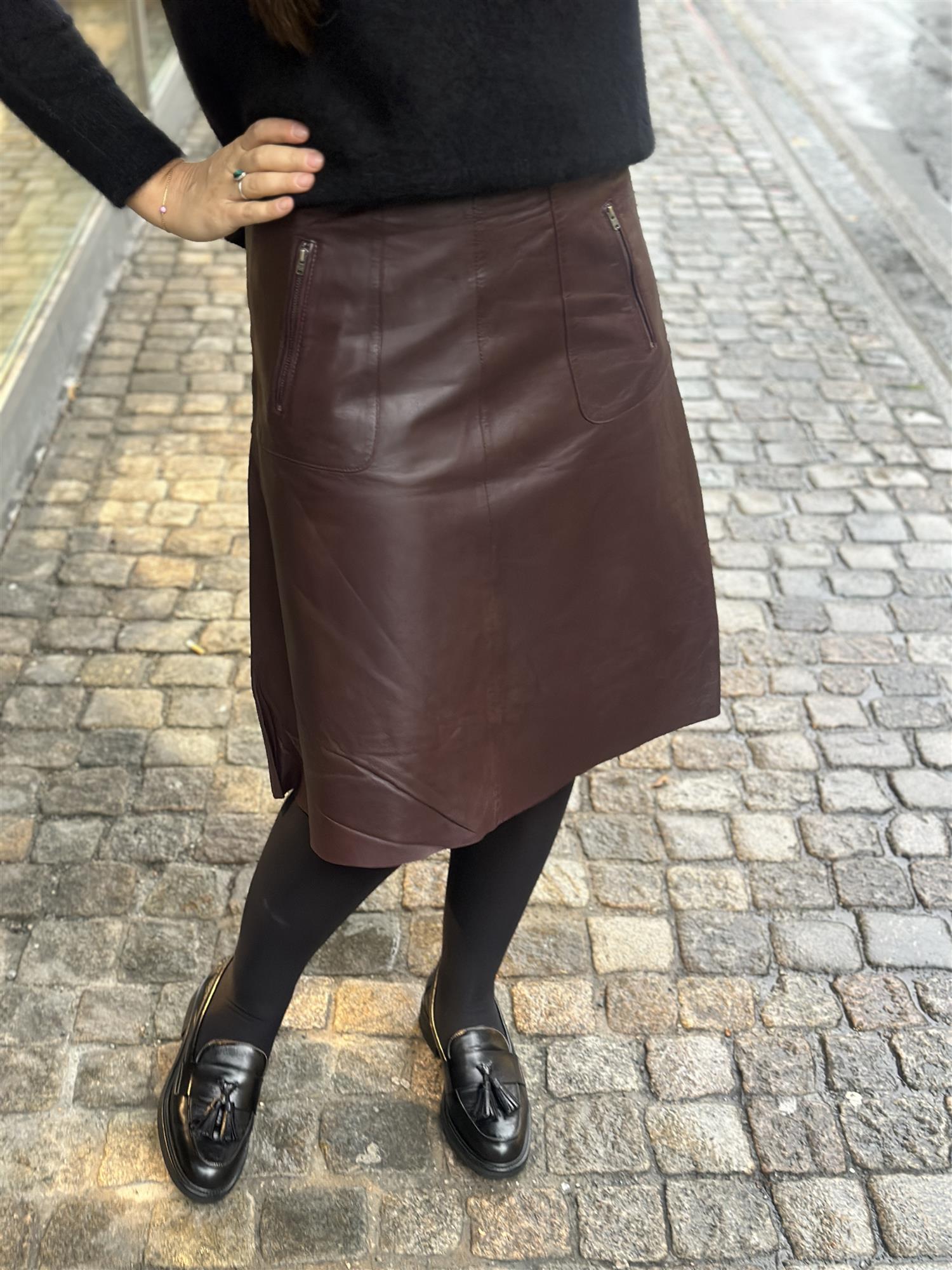 Skirt with zip pockets