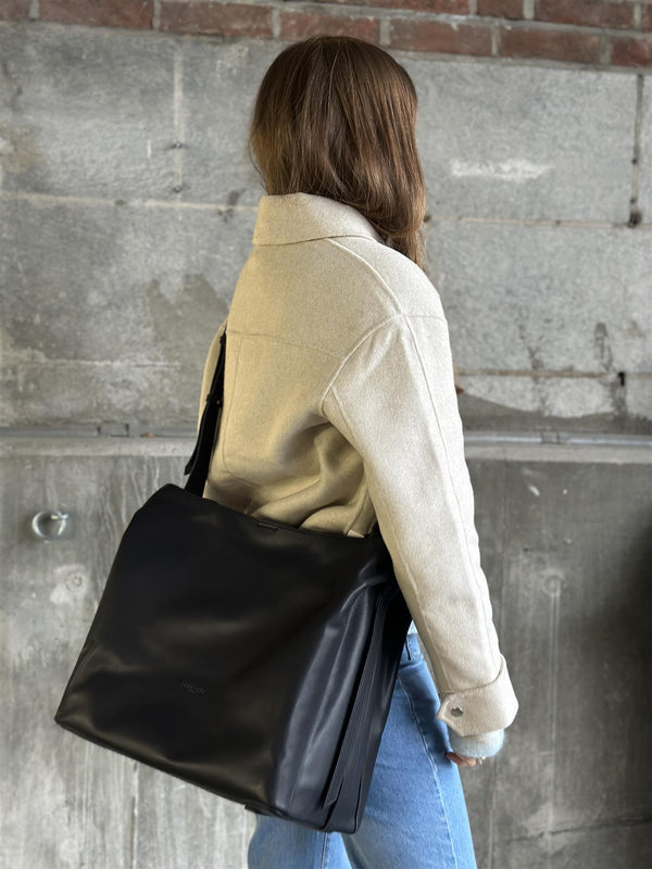 Amalie Messenger Bag XL, Black