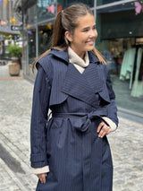 Regndråpe Trench Coat, Navy Pinstripe