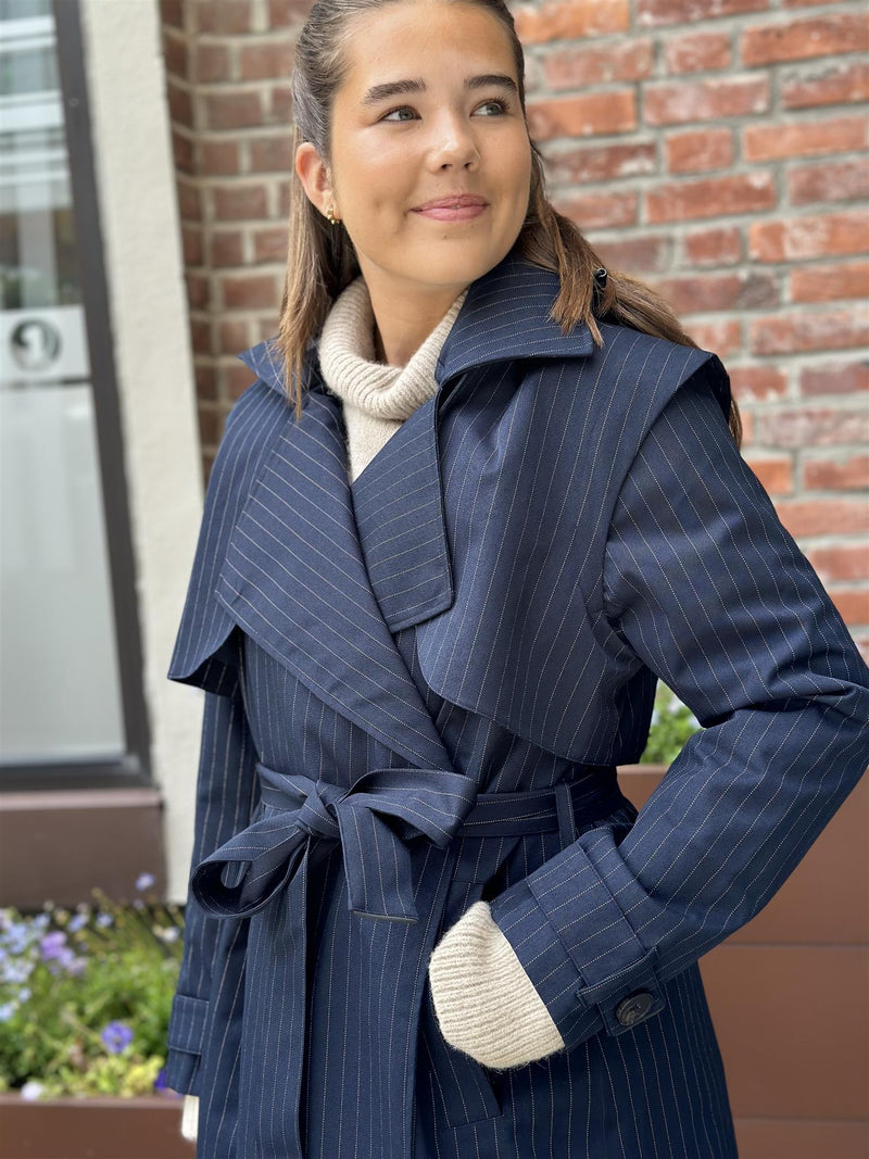 Regndråpe Trench Coat, Navy Pinstripe