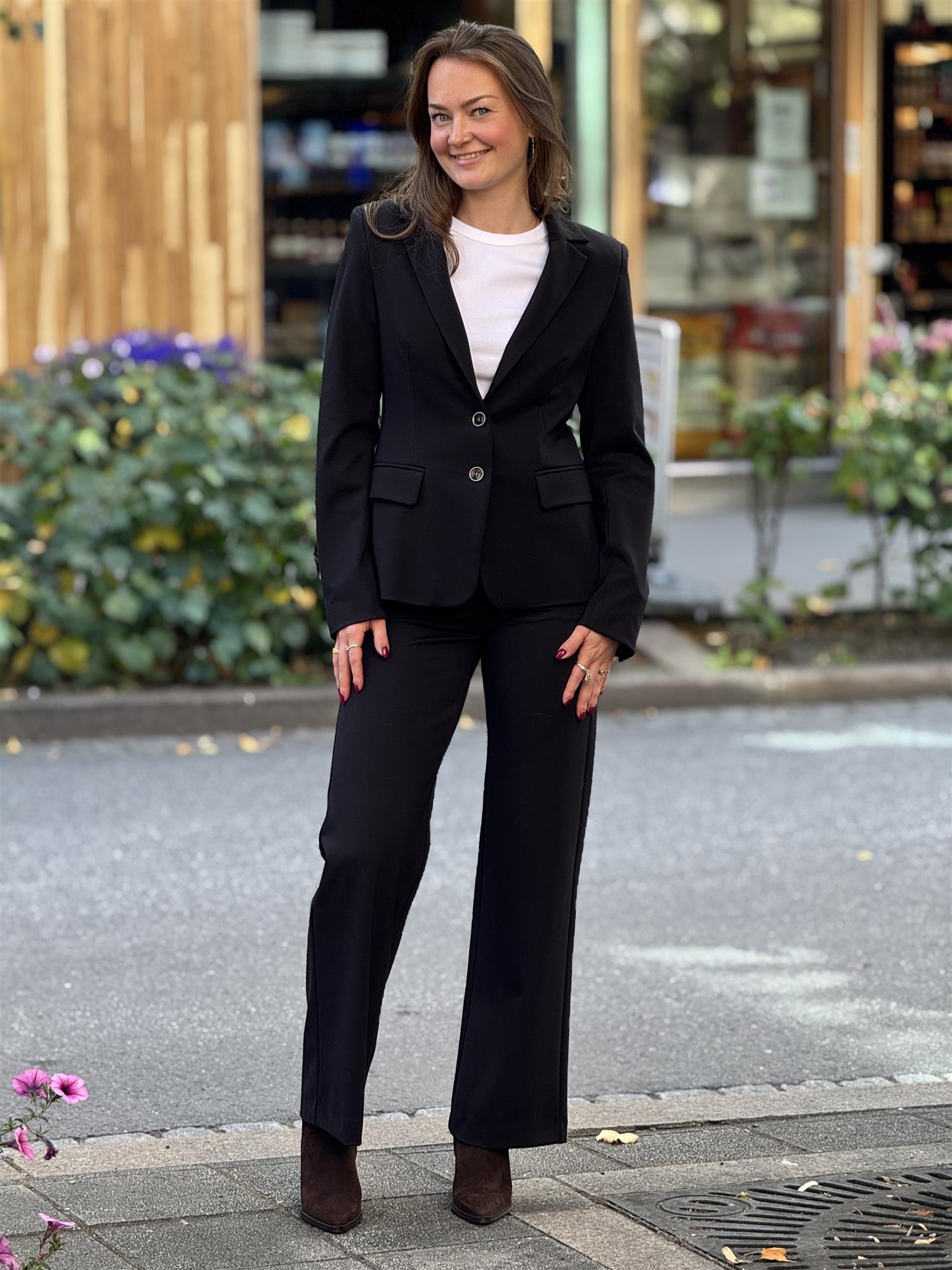 Elinor Blazer, Black