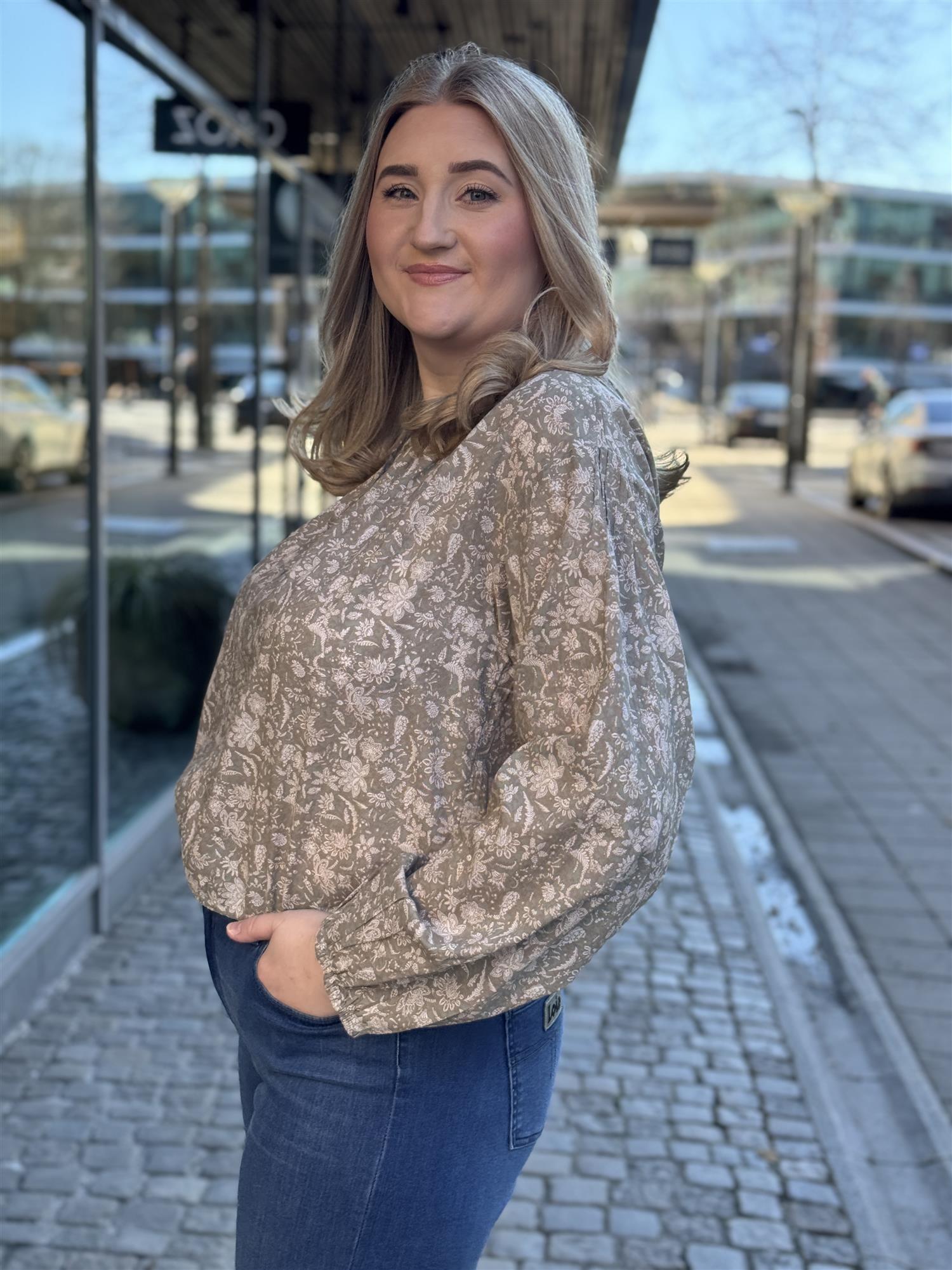 Blouse, feminine cropped shape