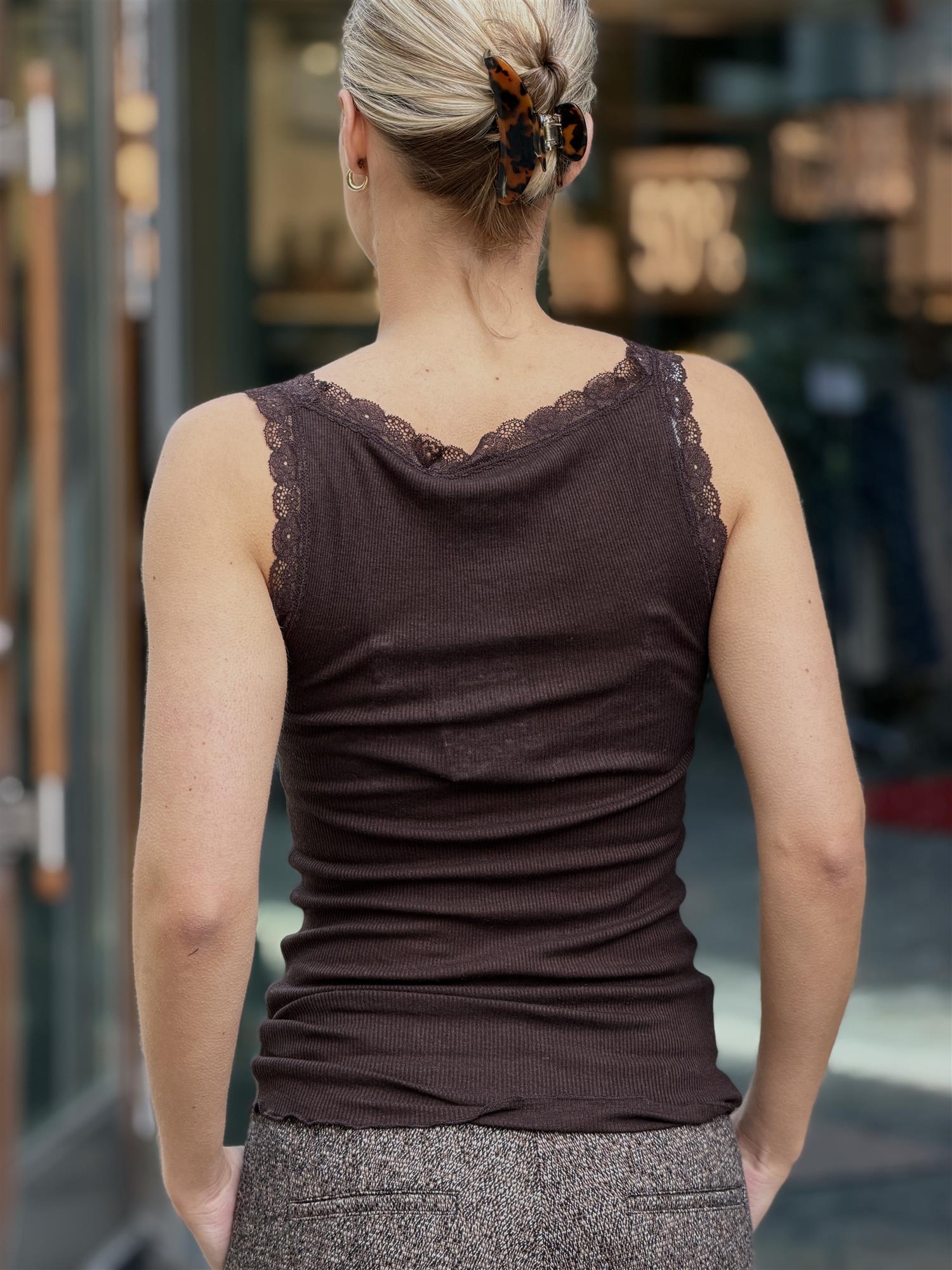 Singlet Angela, Brown