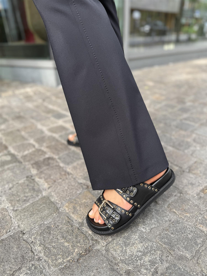 Farah Long, Black